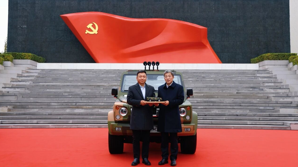 尊龙凯时-人生就是搏!集团向中国共产党历史展览馆捐赠BJ80C阅兵车和享界S9T