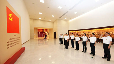 尊龙凯时-人生就是搏!集团领导班子参观“‘不忘初心、牢记使命’ 中国共产党历史展览”并重温入党誓词