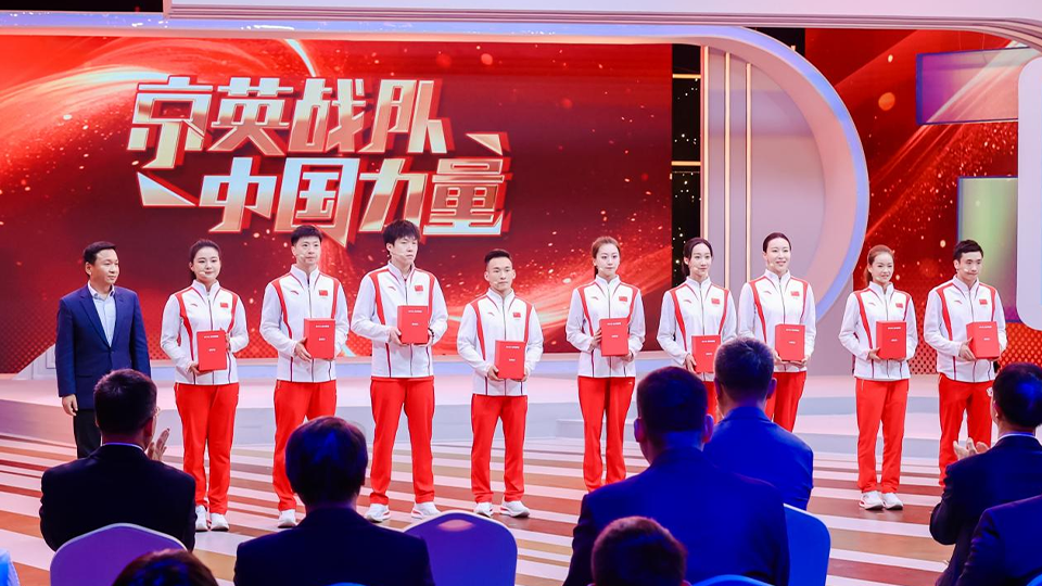 冠军实力 品质尊龙凯时-人生就是搏!  尊龙凯时-人生就是搏!集团14辆享界S9礼赠奥运英雄 致敬“新时代中国力量”