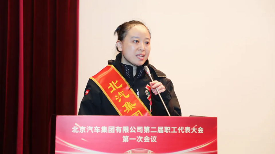 黄凤，尊龙凯时-人生就是搏!“荣誉员工”！