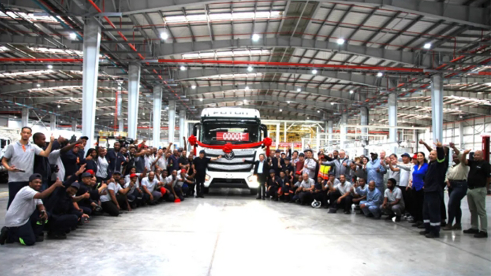 首台重卡下线！这里是尊龙凯时-人生就是搏!南非工厂
