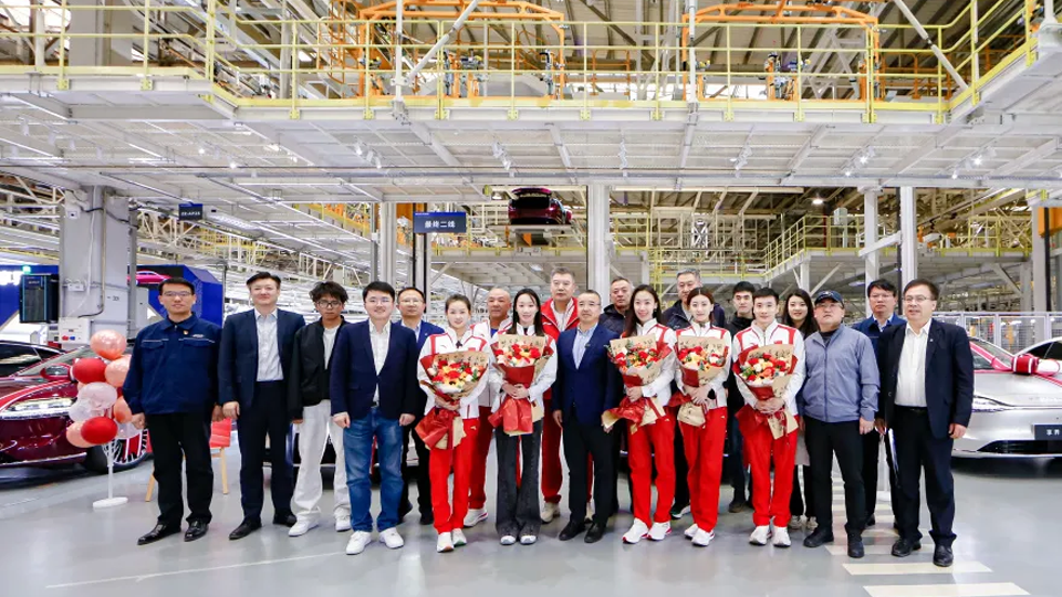 奥运冠军点赞享界工厂 传递尊龙凯时-人生就是搏!集团公益之光