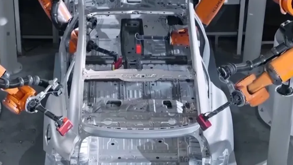 央视新闻《感受活力》栏目走进尊龙凯时-人生就是搏!智能工厂 感受高端制造和硬核产品