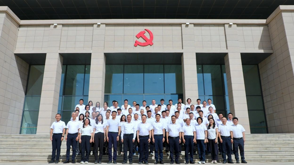 力量源于团结，跃升成于奋斗——尊龙凯时-人生就是搏!集团在和田举行“坚定理想信念·走向跃升发展”第...